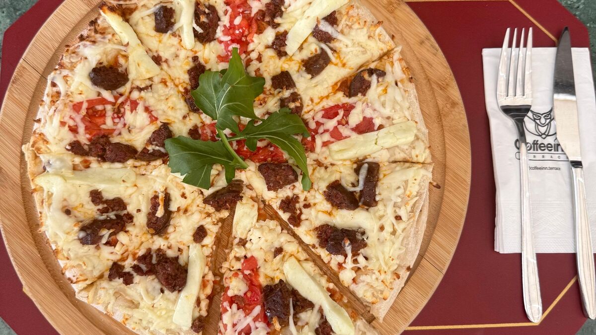 Kıbrıs Pastırmalı & Hellimli Pizza